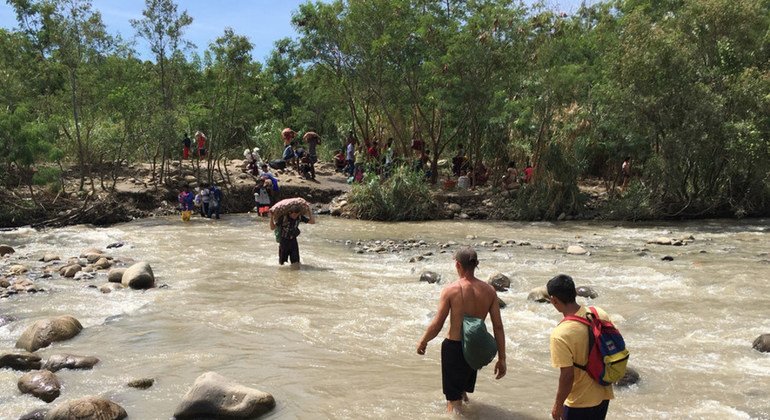 Las "trochas" son cruces ilegales en la frontera entre Colombia y Venezuela. En esta imagen, venezolanos cruzan un río cerca de Cúcuta, en Colombia en septiembre de 2018.