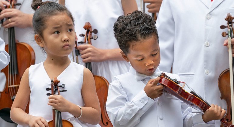9月21日，由少年儿童组成的管弦乐队在“国际和平日”的纪念仪式上表演。