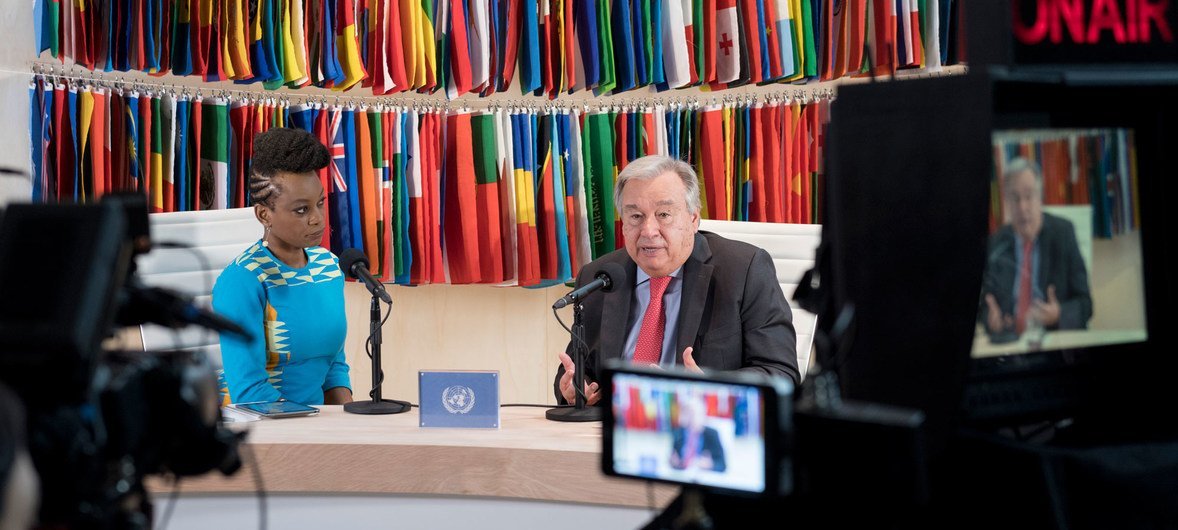 联合国秘书长古特雷斯（右）在联大期间参加社交媒体“脸书”直播环节。