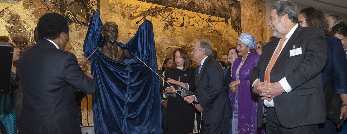 El Secretario General devela la estatua de Nelson Mandela antes del inicio de la Cumbre por la Paz Nelson Mandela.
