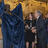 Le Secrétaire général de l'ONU, António Guterres (à droite), la Présidente de l'Assemblée générale des Nations Unies, Maria Fernanda Espinosa,et le Président de l'Afrique du Sud, Matamela Cyril Ramaphosa, dévoilent une statue de Nelson Mandela.