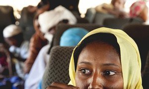 Des personnes déplacées par le conflit rentrent chez elles après avoir passé plus de sept ans dans un camp à Aramba, dans le nord du Darfour.