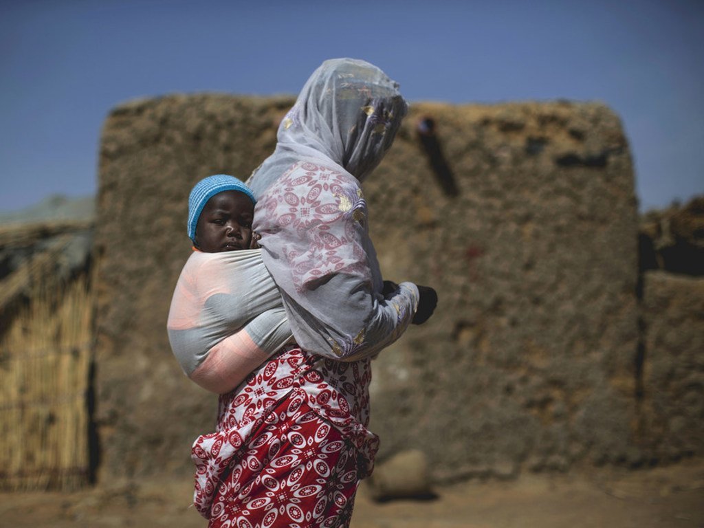 Une femme et son enfant dans un village de personnes déplacées à Mopti.