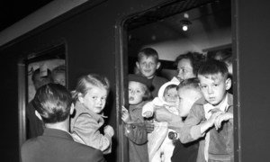 Des réfugiés européens en route vers la Suède arrivent en train à Copenhague, ayant quitté des camps en Autriche et en Italie. Copenhague, Danemark, juillet 1995.