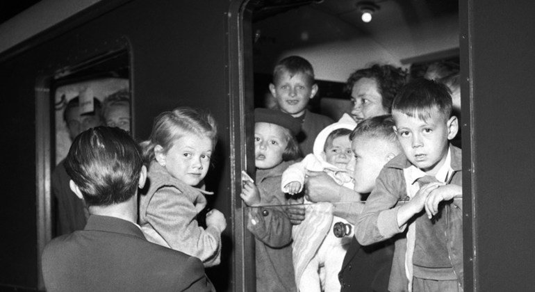 Des réfugiés européens en route vers la Suède arrivent en train à Copenhague, ayant quitté des camps en Autriche et en Italie. Copenhague, Danemark, juillet 1995.