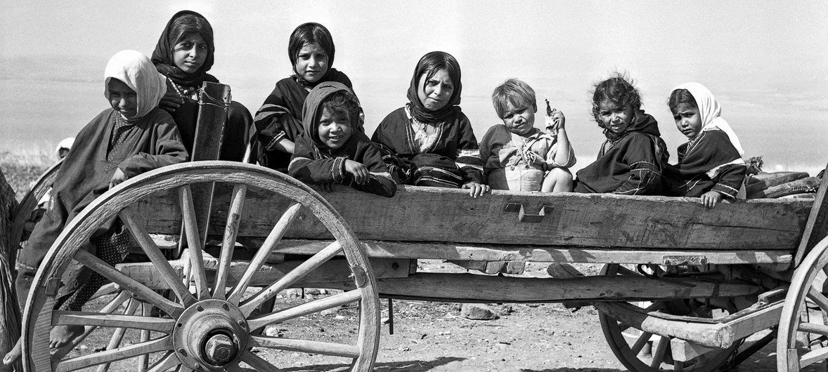 इजरायल-सीरियाई सीमा पर संयुक्त राष्ट्र के विमुद्रीकृत क्षेत्र में स्थित तिबरियास (सी ऑफ़ गैलिली) पर फलस्तीनी शरणार्थी बच्चे. तिबरियास, इज़राइल। c.1950