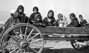 Enfants réfugiés palestiniens dans la zone démilitarisée de l'ONU au lac Tibériade (mer de Galilée). Tibériade, Israël, vers 1950.