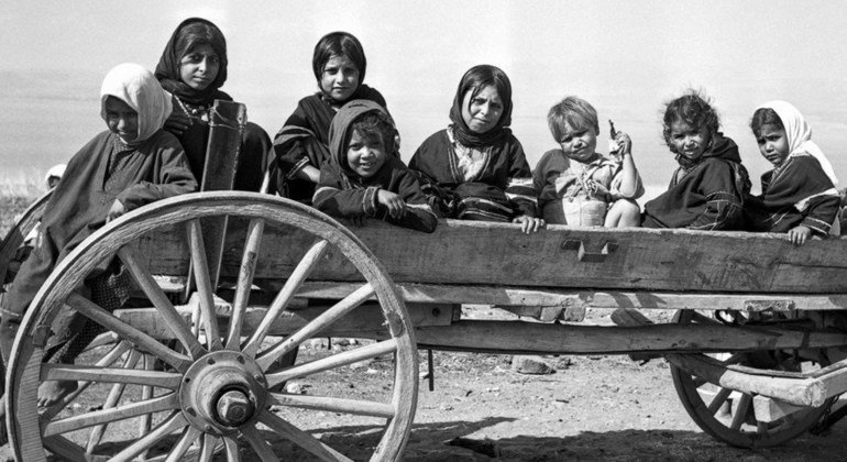 Enfants réfugiés palestiniens dans la zone démilitarisée de l'ONU au lac Tibériade (mer de Galilée). Tibériade, Israël, vers 1950.