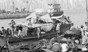 Des réfugiés vietnamiens vivent sur leurs bateaux au chantier naval du gouvernement à Kowloon, à Hong Kong.   Hong Kong, août 1979.