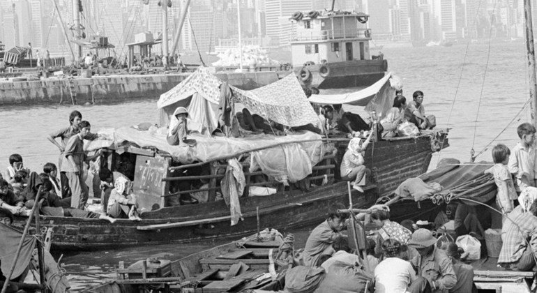 Refugiados vietnamitas viviendo en sus barcos en el astillero gubernamental en Kowloon, Hong Kong.