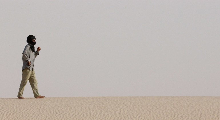 Un hombre camina por la ruta desértica entre el campo de refugiados de Dakhla y el campo de refugiados de Awsaard. Sahara Occidental.