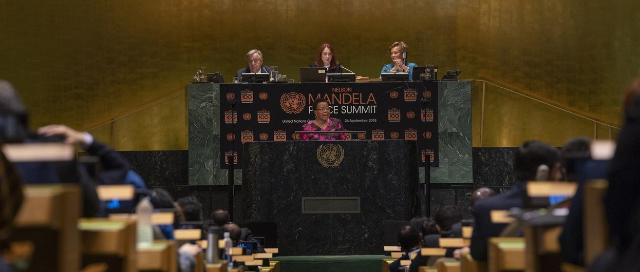 曼德拉夫人格拉萨·马谢尔(中)在联合国大会举行的“纳尔逊·曼德拉和平峰会”上致辞。