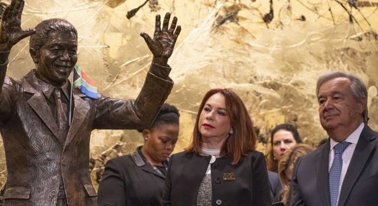 María Fernanda Espinosa Garcés (centre), President of the seventy-third session of the General Assembly and Secretary-General António Guterres (right) participate in a ceremony held to unveil the Nelson Mandela Statue gifted to the United Nations by the R