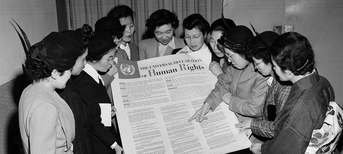 फ़रवरी 1950 में लेक सक्सैस में संयुक्त राष्ट्र के अंतरिम मुख्यालय में जापानी महिलाओं का एक दल सार्वभौमिक मानवाधिकार घोषणा-पत्र का अवलोकन करते हुए.