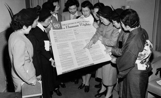 Grupo de mulheres japonesas examina a Declaração Universal dos Direitos Humanos durante uma visita à sede provisória da ONU em Lake Success, em fevereiro de 1950. 