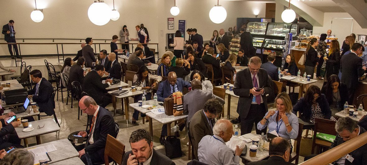 Венское кафе в здании штаб-квартиры ООН в Нью-Йорке. Здесь дипломаты и сотрудники Секретариата могут не только перекусить, но и пообщаться друг с другом во время перерыва. 