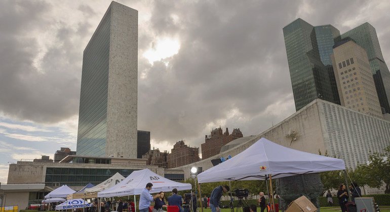 Broadcast journalists report live from the seventy-third session of the UN General Assembly in September 2018.