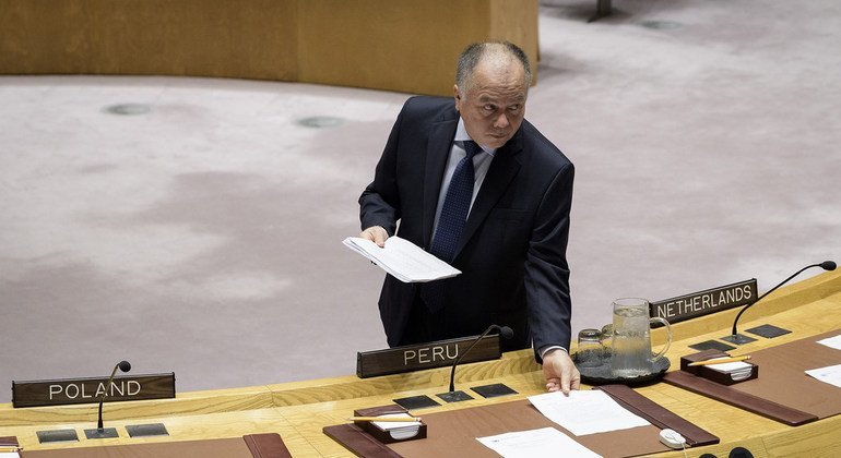 A UN staff member distributes documents in the Security Council chamber ahead of the meeting on the Non-proliferation of Weapons of Mass Destruction on 26 September 2018.