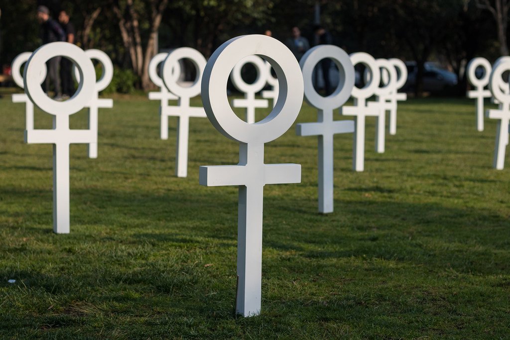 À Mexico, une installation artistique composée d’un certain nombre de signes de Vénus, représentant des femmes, souligne l’ampleur du fémicide, ou violence mortelle contre les femmes. (Mars 2018)