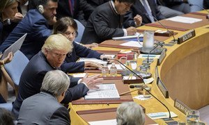 Le président des États-Unis, Donald Trump, s'entretient avec le Secrétaire général des Nations Unies, António Guterres, avant une réunion du Conseil de sécurité sur la non-prolifération des armes de destruction massive le 26 septembre 