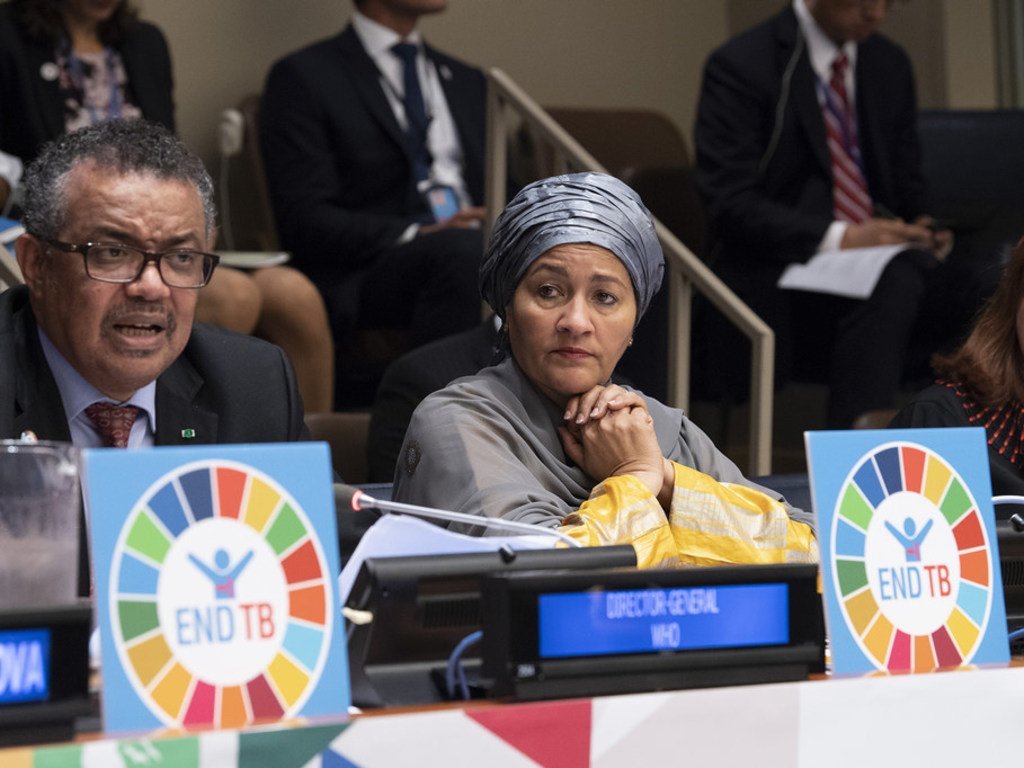 常务副秘书长阿米娜·穆罕默德(中)出席了有史以来第一次防治结核病高级别会议。图中还包括世界卫生组织总干事谭德赛 (左)和联合国大会第七十三届会议主席玛丽亚·费尔南达·埃斯皮诺萨·加西亚(右)。