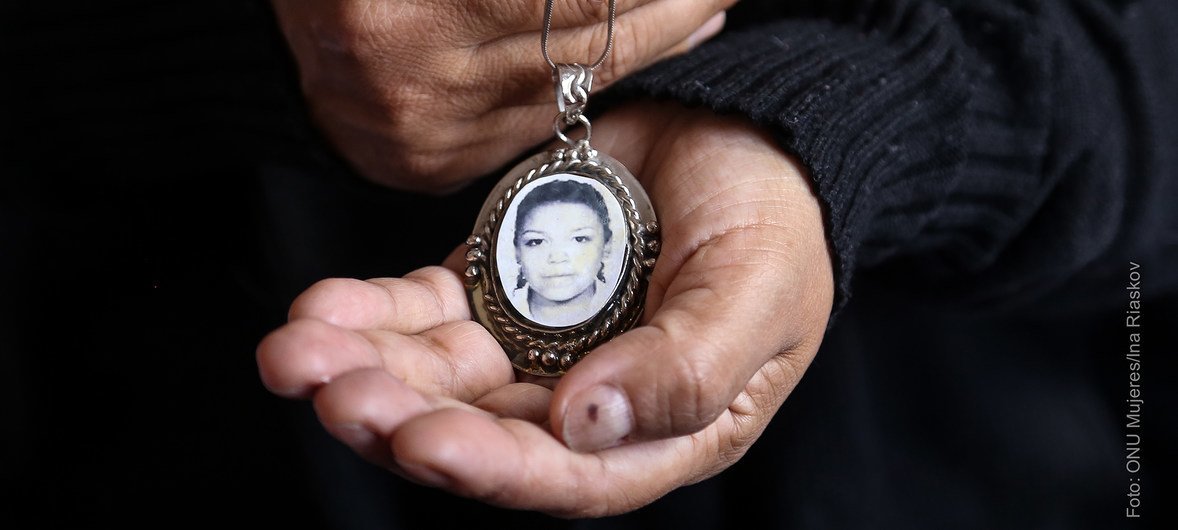 No México, mãe guarda foto da filha que foi assassinada. 