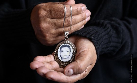 No México, mãe guarda foto da filha que foi assassinada. 