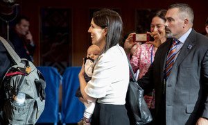 رئيسة وزراء نيوزيلندا جاسيندا أرديرن تحمل طفلتها نيف، بين اجتماعات المداولات العامة رفيعة المستوى للجمعية العامة للأمم المتحدة. 27 سبتمبر 2018.