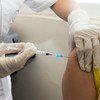 Mulheres recebem vacina contra câncer cervical. 