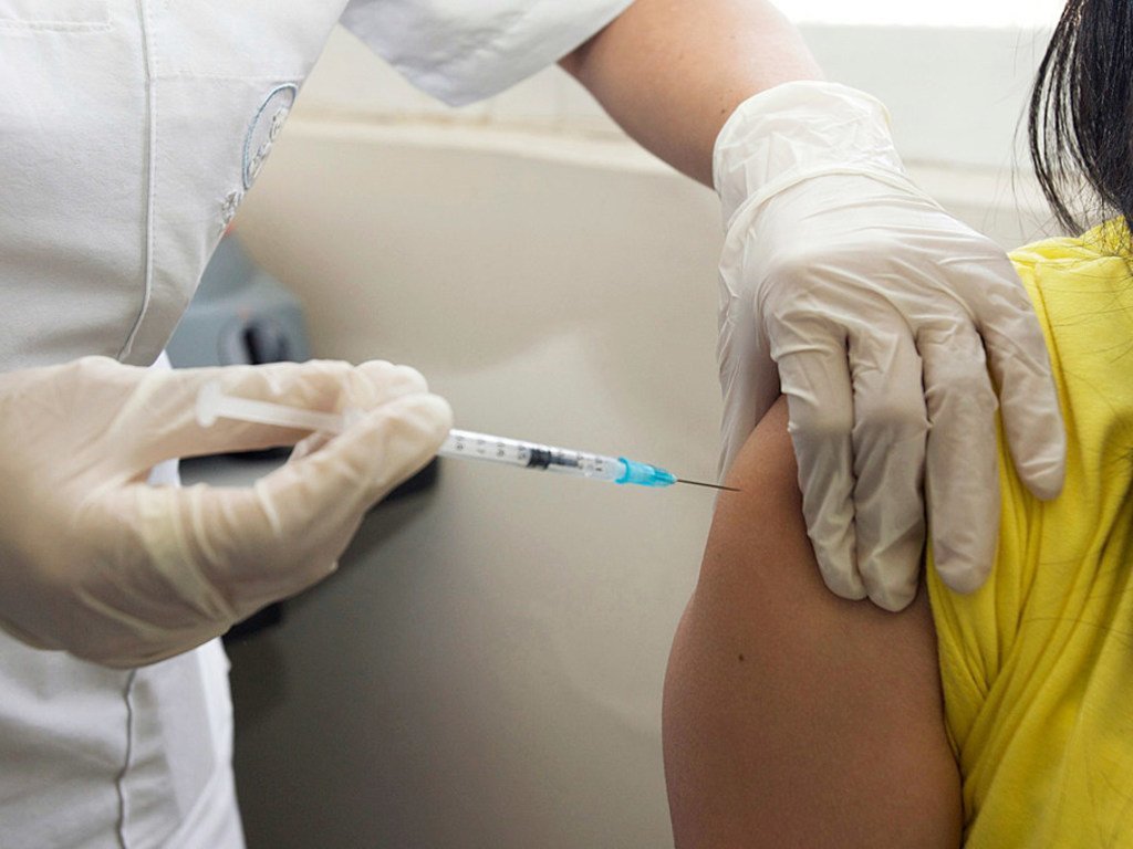 Des femmes immunisées contre le cancer du col utérin à Bogota, en Colombie.