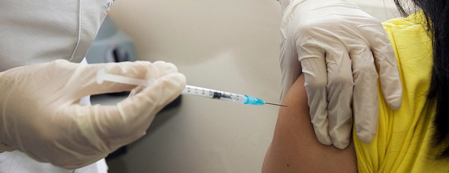 Una mujer recibe la vacuna contra el papiloma humano en Bogotá, Colombia.