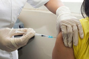 Una mujer recibe la vacuna contra el papiloma humano en Bogotá, Colombia.
