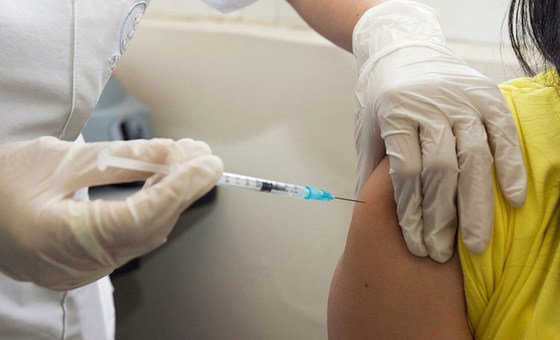 Прививки от вируса папиломы человека могут уберечь  женщин от рака шейки матки.