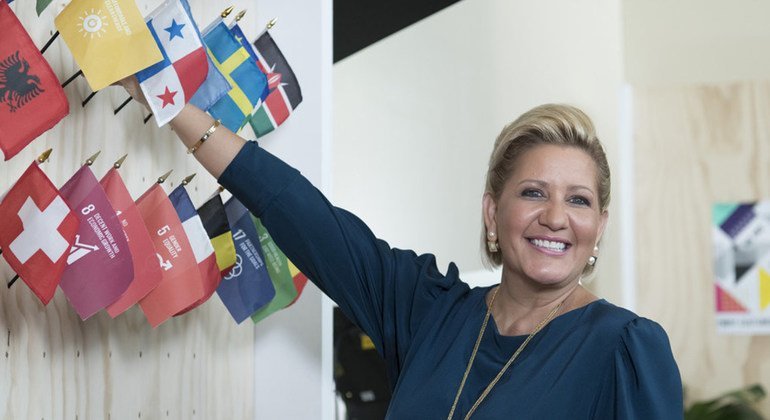 Lorena Castillo de Varela, First Lady of Panama, adds a flag to the wall at the VIP Social Media Zone after her Facebook Live interview on the second day of the General Assembly's seventy-third general debate.