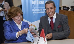  Louise Arbour, Représentante spéciale du Secrétaire général pour les migrations internationales, et Omar Hilale, Représentant permanent du Royaume du Maroc auprès des Nations Unies, signent le Pacte mondial pour une migration sûre, ordonnée et régulière