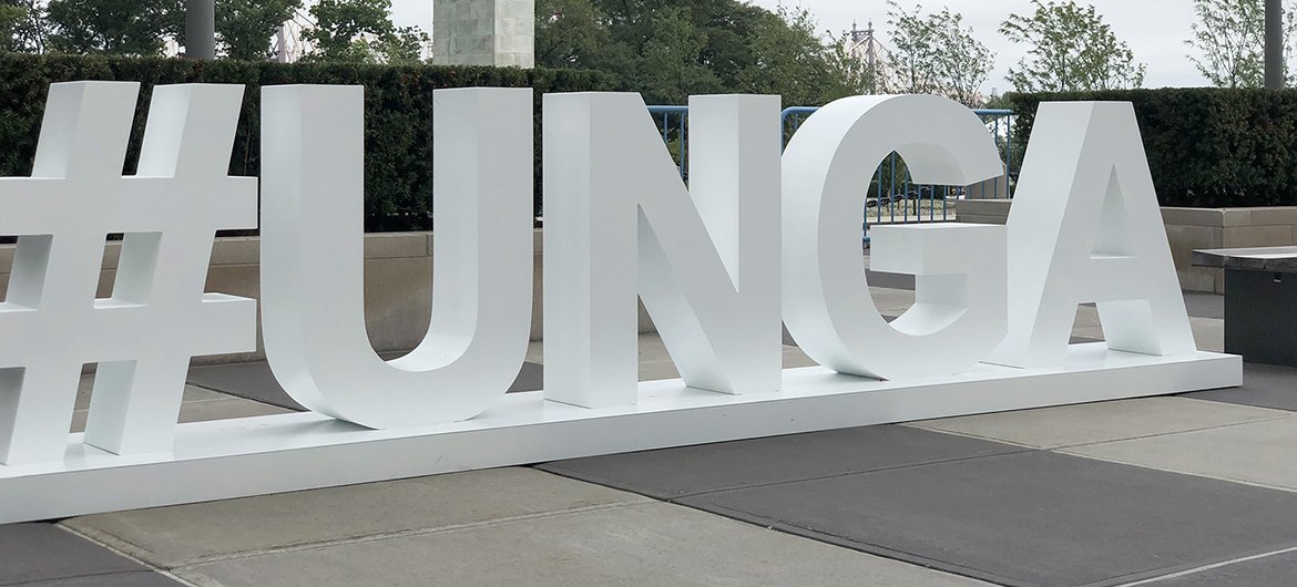 2018年9月，联合国纽约总部门口摆放的“#联合国大会”字样标识。
