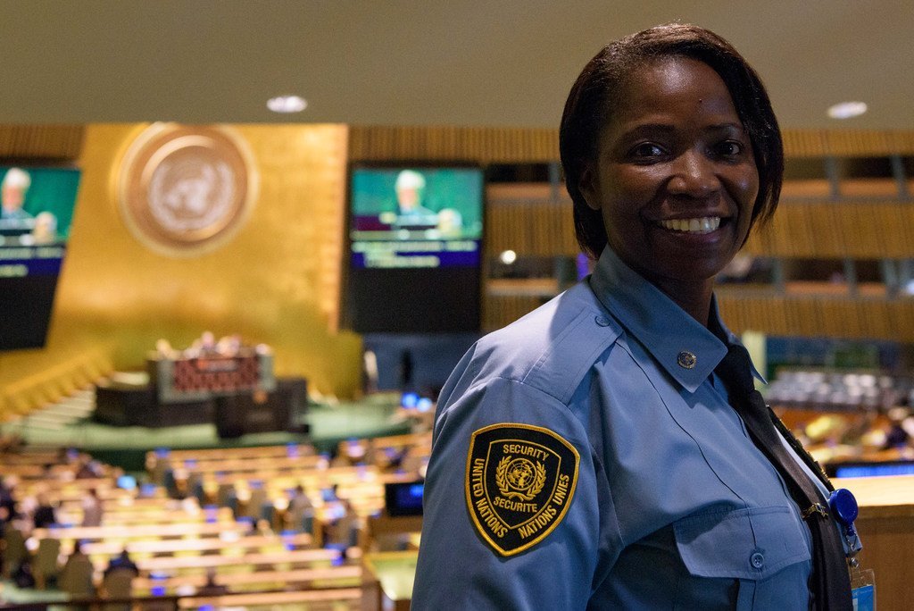 联合国总部大会堂，一名安保人员正在会场内执勤。
