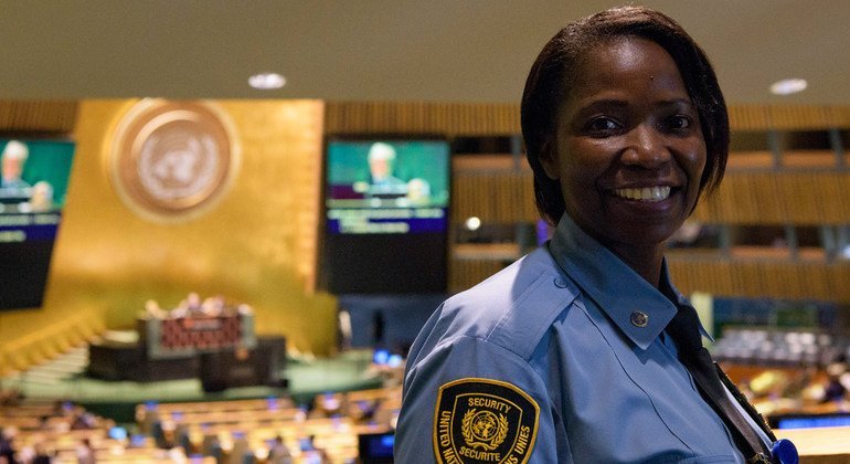 联合国总部大会堂，一名安保人员正在会场内执勤。