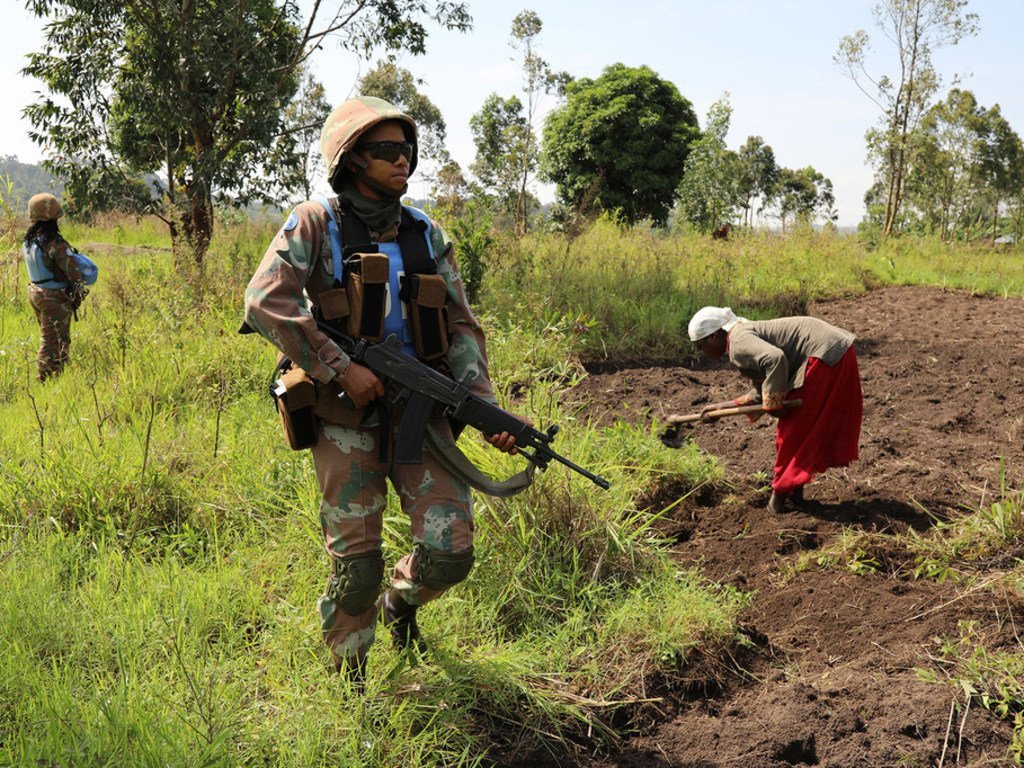 2018年3月，联合国刚果民主共和国稳定团女性成员在刚果（金）东部北基伍省的贝尼巡逻。