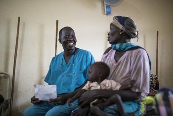 Dr Evan Atar Adaha avec une réfugiée du Soudan et son fils malnutri dans le centre de nutrition de Bunj, au Soudan du Sud.