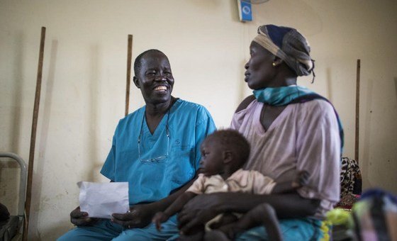 Atar Atahi com uma refugiada do Sudão e o seu filho. 
