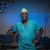 El Dr. Evan Atar Adaha en un quirófano del Hospital de Bunj (también conocido como el Hospital del Condado de Maban) en la ciudad de Bunj, Condado de Maban, Sudán del Sur.