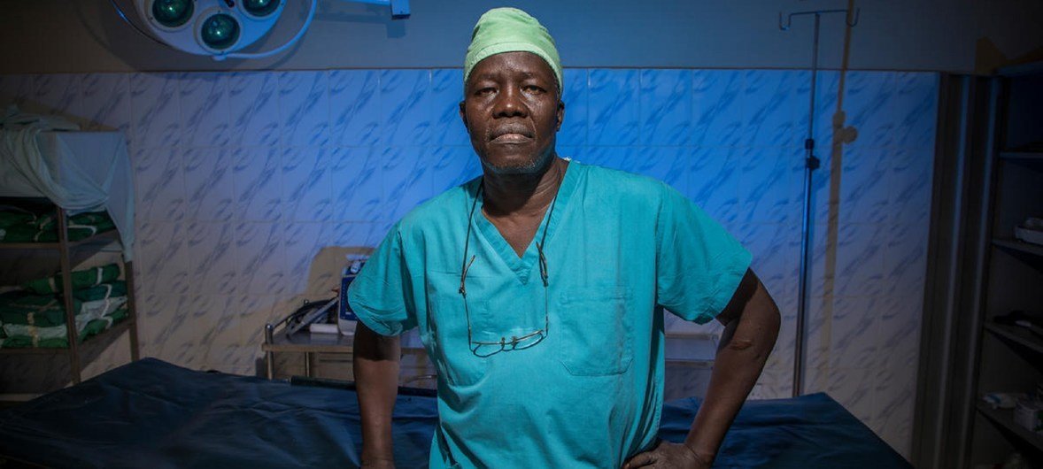 Dr. Atar na sua sala de operações no Hospital de Bunj, no Sudão do Sul. 