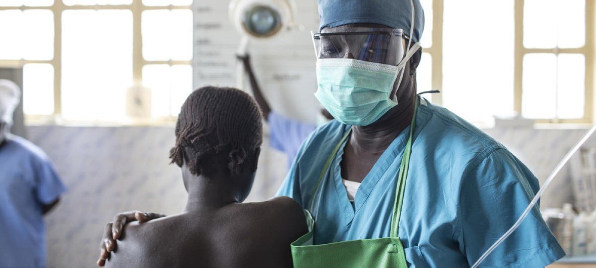 الدكتور أتار مع لاجئة من السودان قبيل الخضوع لعملية قيصرية في مستشفى بونج.