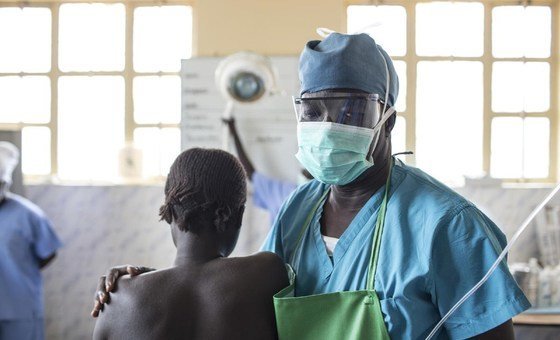 O médico Atar Atahi com uma das suas pacientes, uma refugiada grávida. 