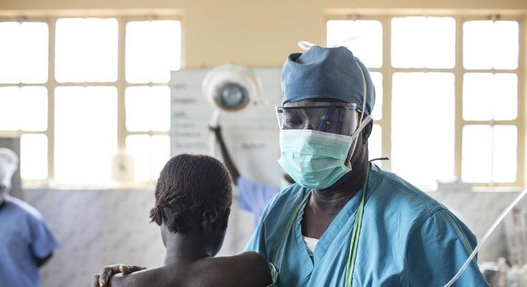 El Dr. Evan Atar Adaha con una refugiada de Sudán que necesita una cesárea en el hospital de Bunj en Sudán del Sur