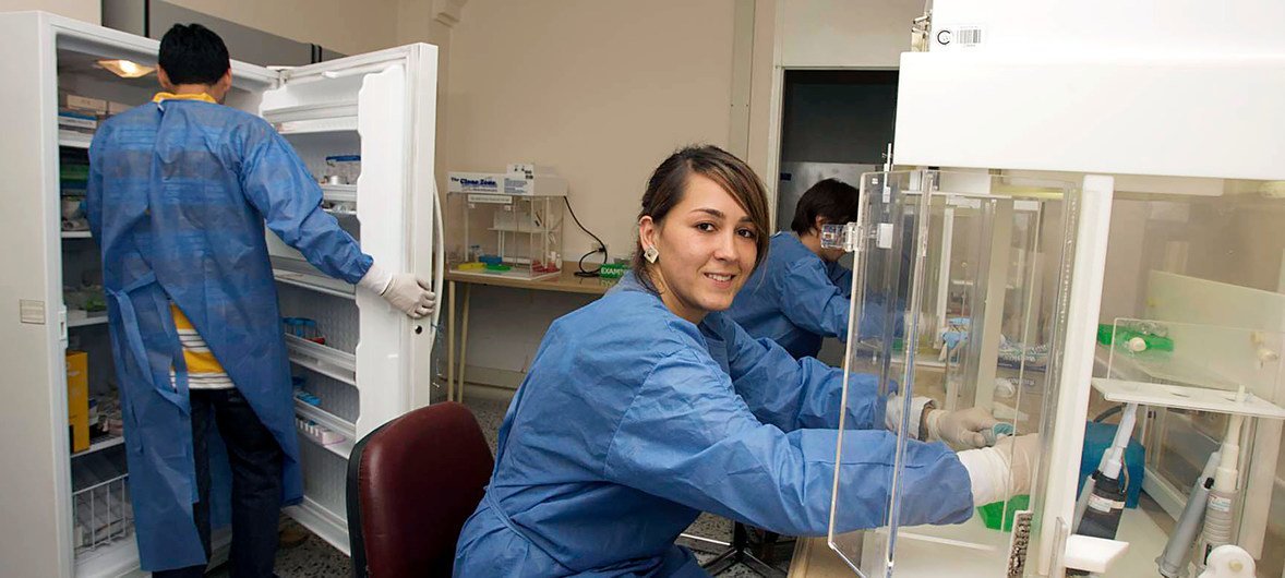 Assistentes num laboratório da pesquisa de HPV e de Câncer Cervical no Instituto do Câncer da Colômbia, Bogotá, Colômbia