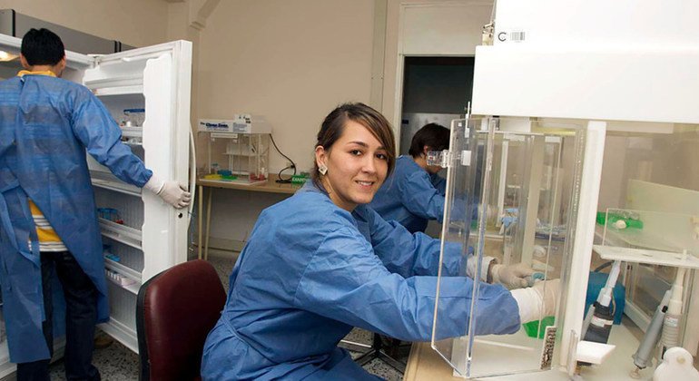 Asistentes de laboratorio sobre el Virus del Papiloma Humano y el Instituto de investigación sobre el Cáncer en Colombia.