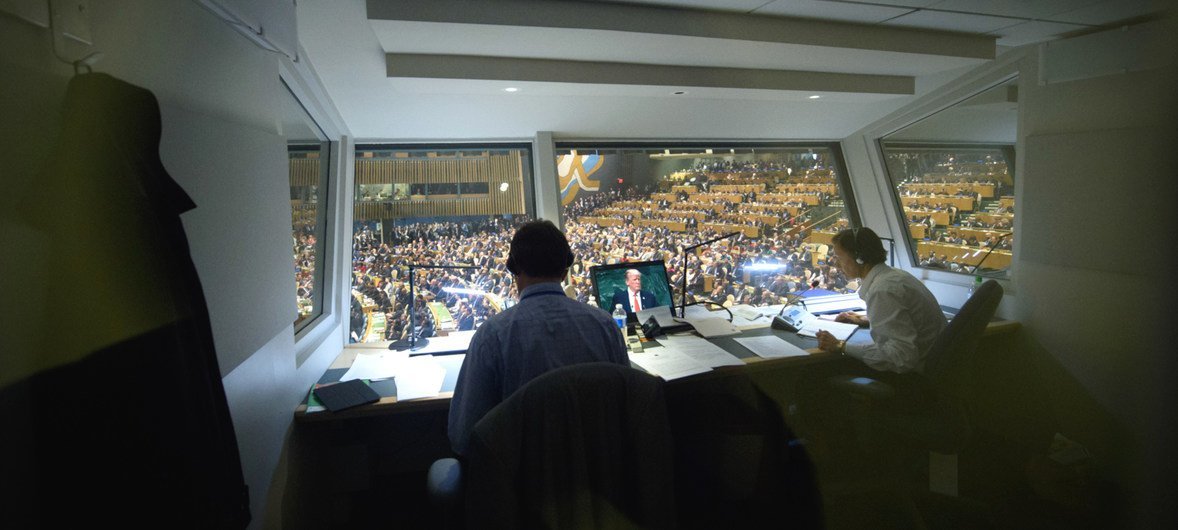 Переводчики-синхронисты ООН работают на заседании Генеральной Ассамблеи 