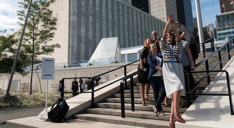 A group of participants of the 2018 high-level week pose for a selfie in the rose garden of UN Headquarters on the third day of the General Assembly's seventy-third general debate.